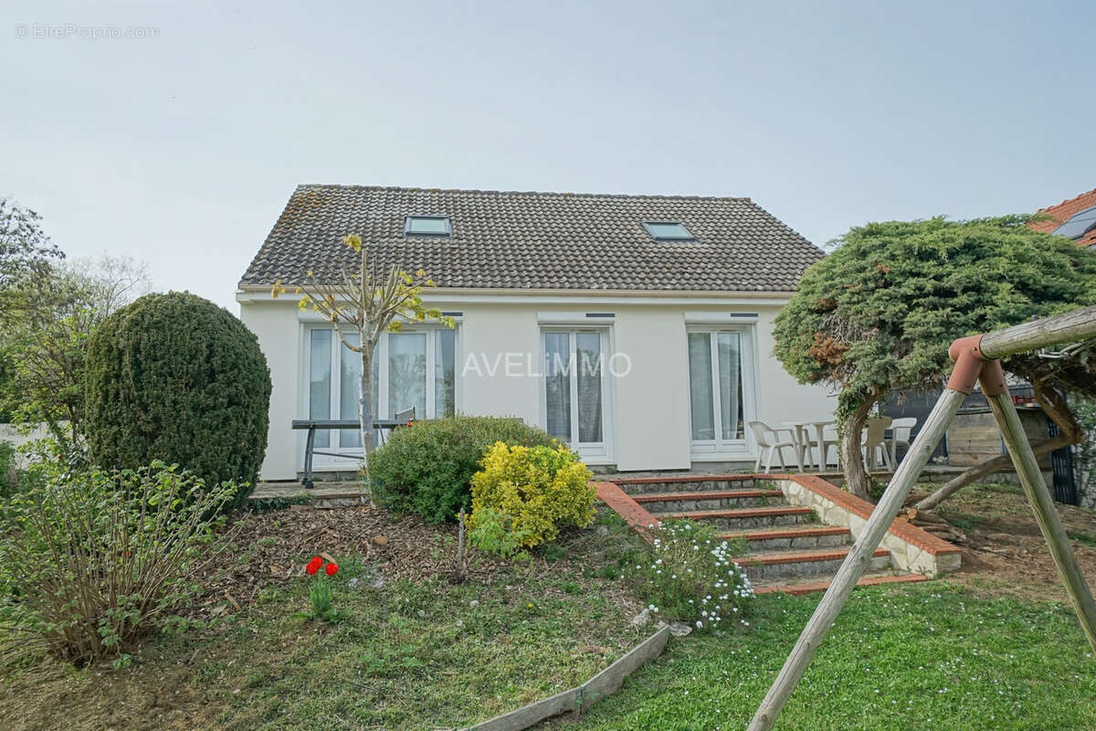 Maison à LA QUEUE-LES-YVELINES