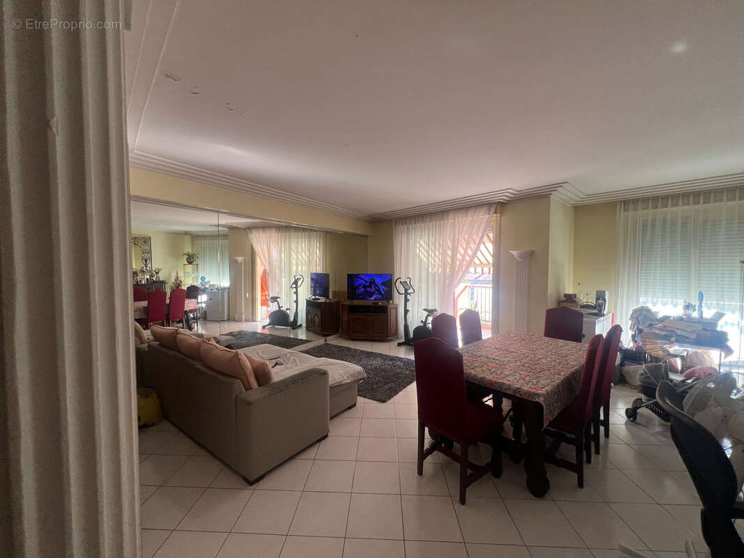 Dans une jolie résidence spacieux T3 étage élevé traversant terrasse-balcon-possibilité parking extérieur priv - photo 2