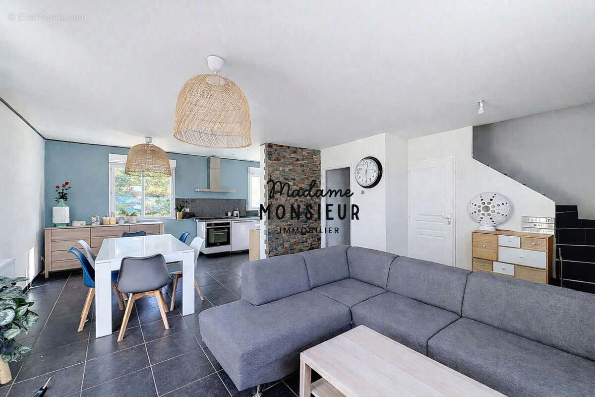 Maison à NIVOLAS-VERMELLE