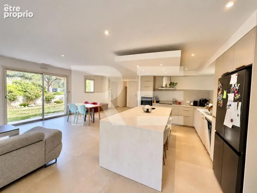 Maison plain pied 135 m2 4 chambres avec piscine et garage 55m2 sur terrain 3000m2 - photo 4