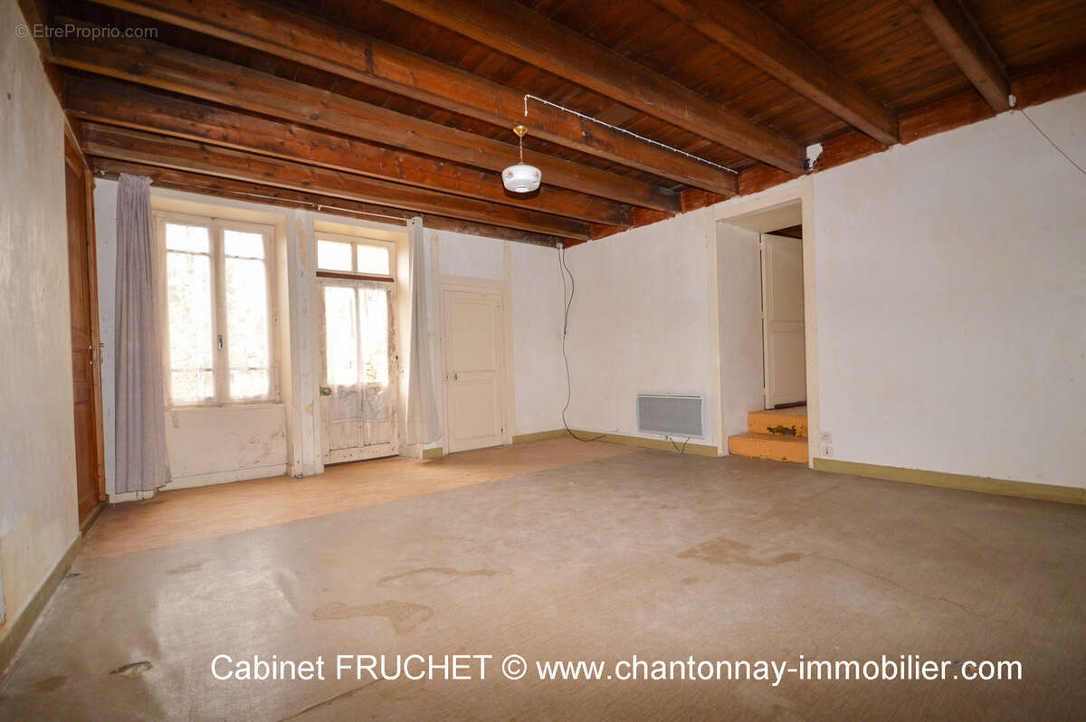 Maison à BAZOGES-EN-PAREDS