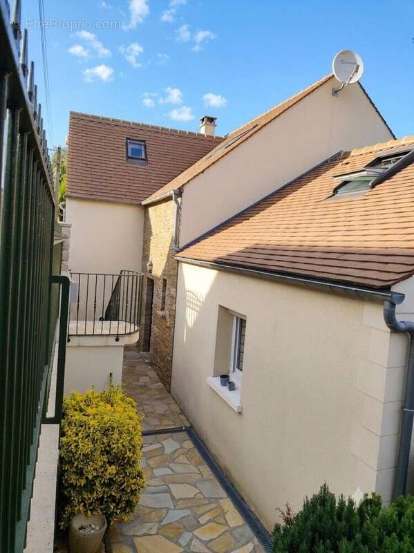 Maison 140 m² à Osny  - photo 2