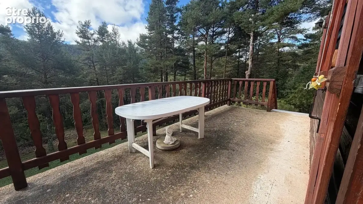 Chalet en bois avec terrasse plein sud et grand terrain arboré de 2 680 m² - photo 9