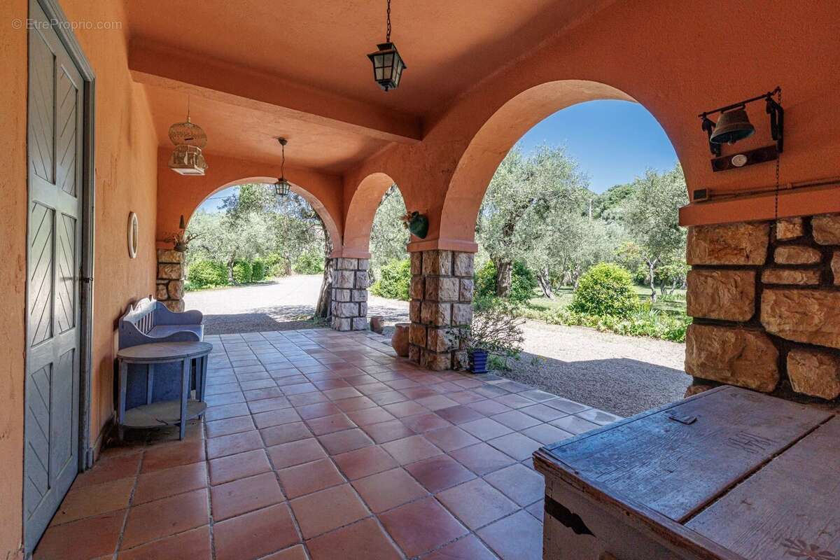 Maison à CHATEAUNEUF-GRASSE
