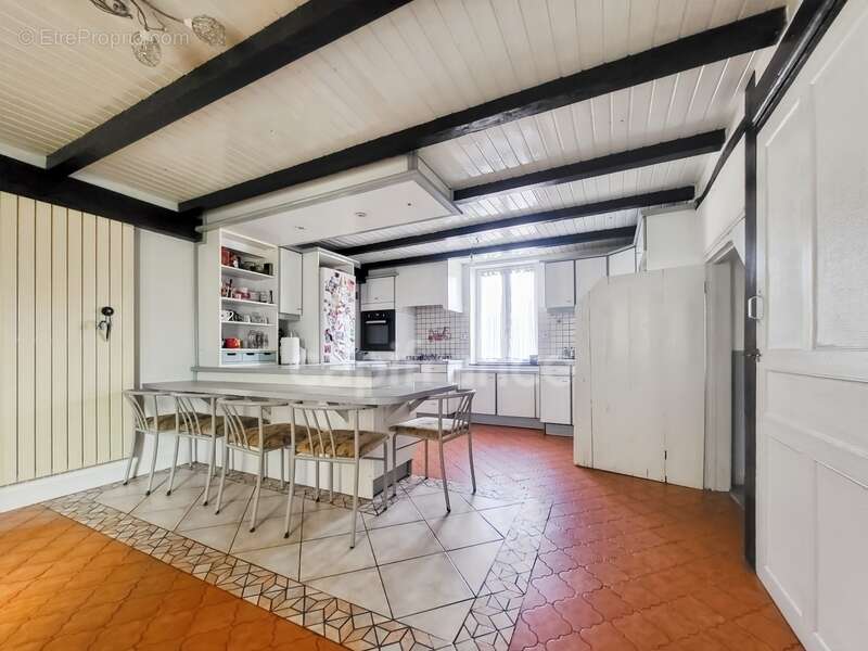 CHAMPDÔTRE, maison familiale d'une surface de 255 m² au sol avec 7 chambres et piscine - photo 4
