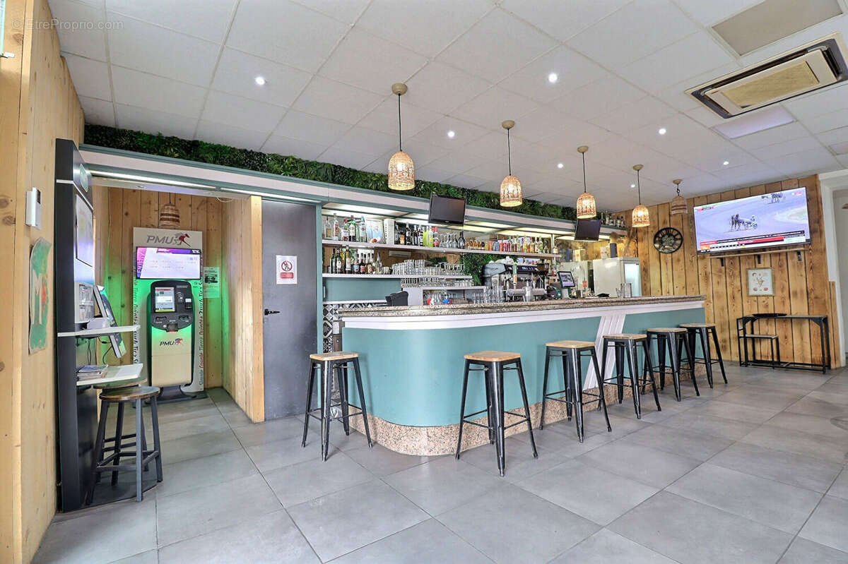 Affaire rare bar brasserie pmu licence iv 70 m2 emplacement a fort passage terrasse idealement situe a st cyr -sur-mer - photo 4