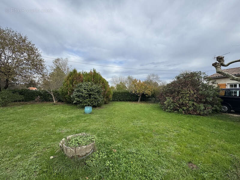 Maison à LES PEINTURES