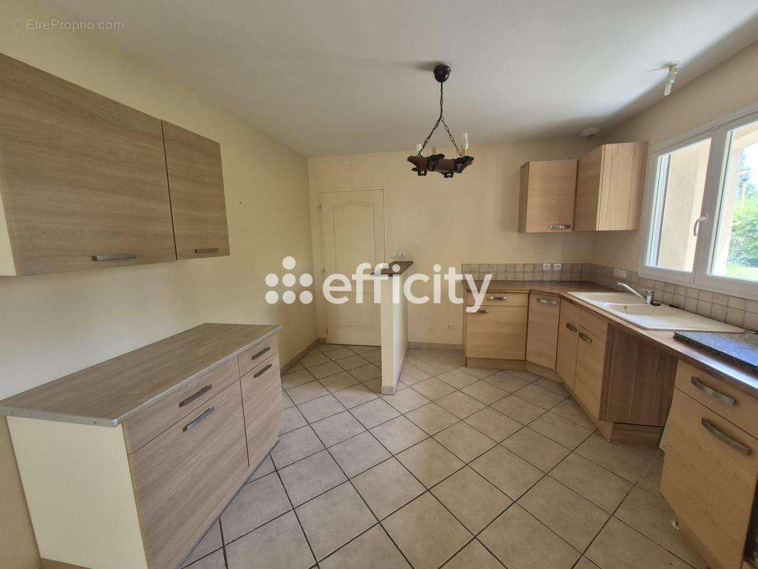 Maison 91 m² à Roumazieres-Loubert  - photo 3