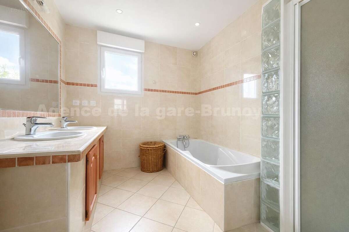 ChatGPT Image 9 févr - Maison à VARENNES-JARCY