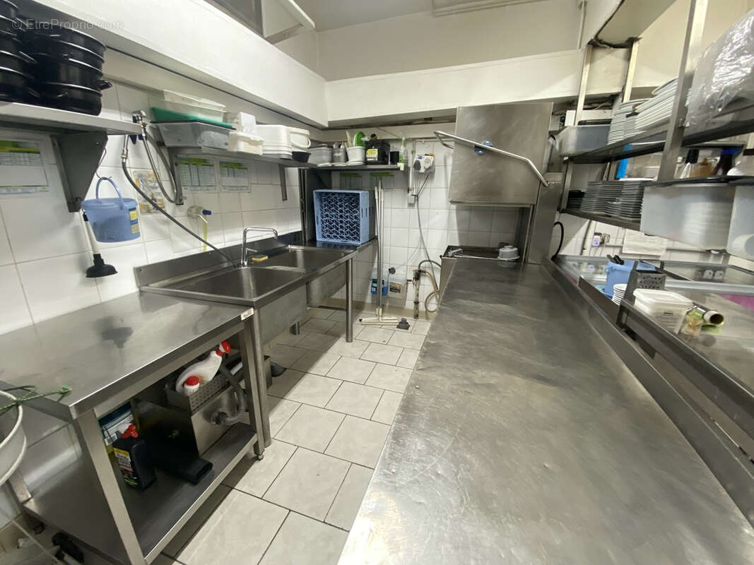 Commerce à SAINT-CYR-SUR-MER