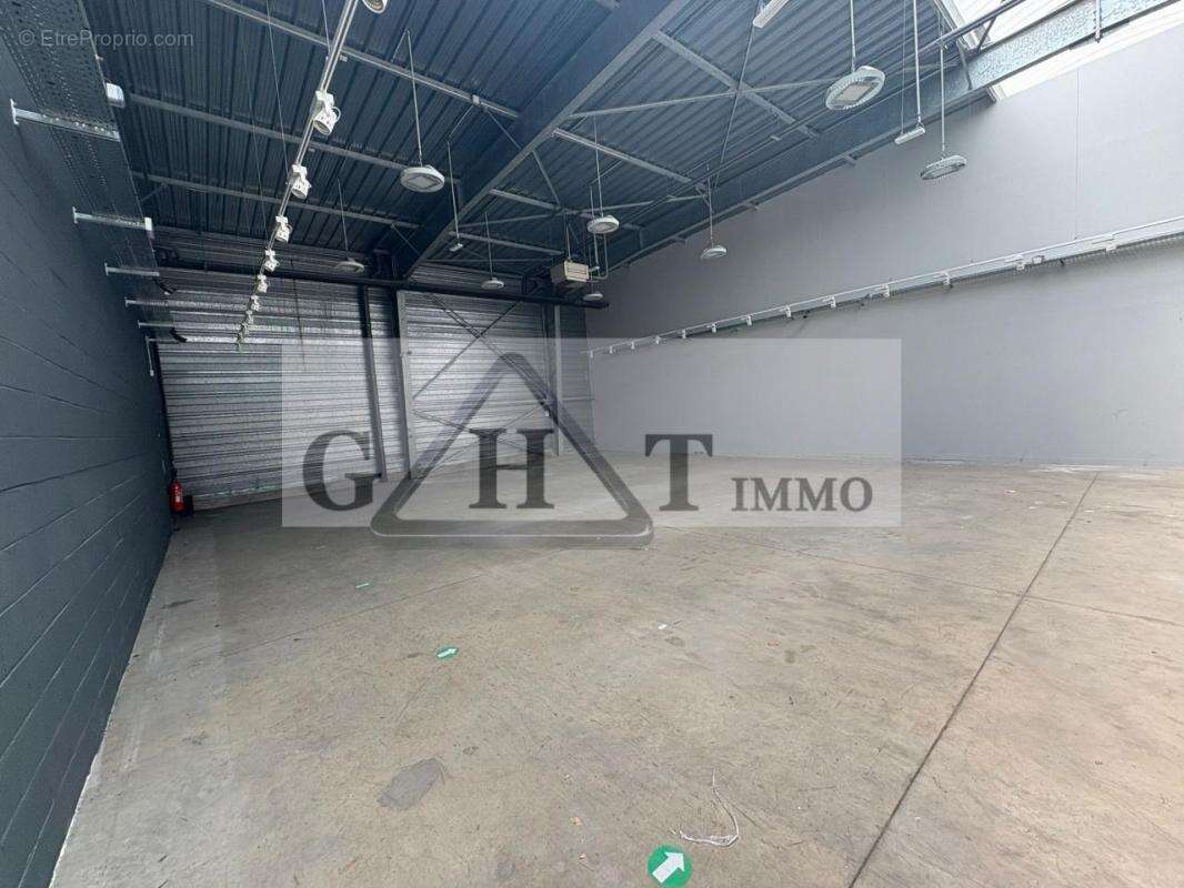 Commerce à VAUX-LE-PENIL