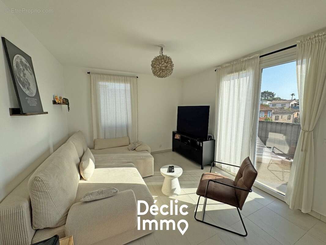 Appartement à LA ROQUETTE-SUR-SIAGNE