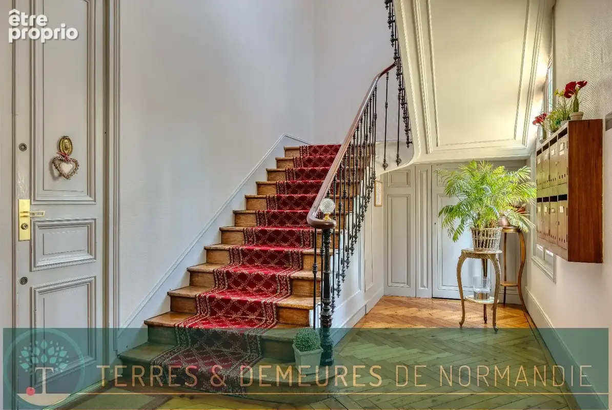 À proximité immédiate du centre-ville de Dieppe, élégant appartement de 65,80m² au 1er étage d'une maison de maître édifiée fin  - photo 2