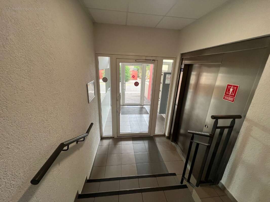 T2 proche commodités, parking - photo 2
