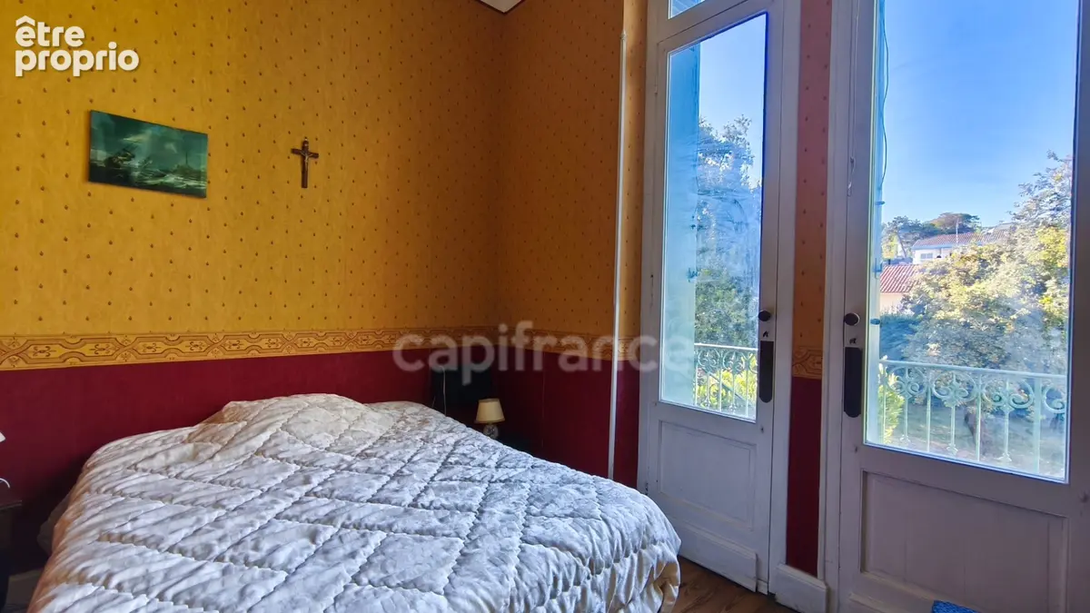 Appartement T2 de caractère en RDC surélevé – Villa bourgeoise néo-renaissance avec parking – Proche plage et commerces - photo 7