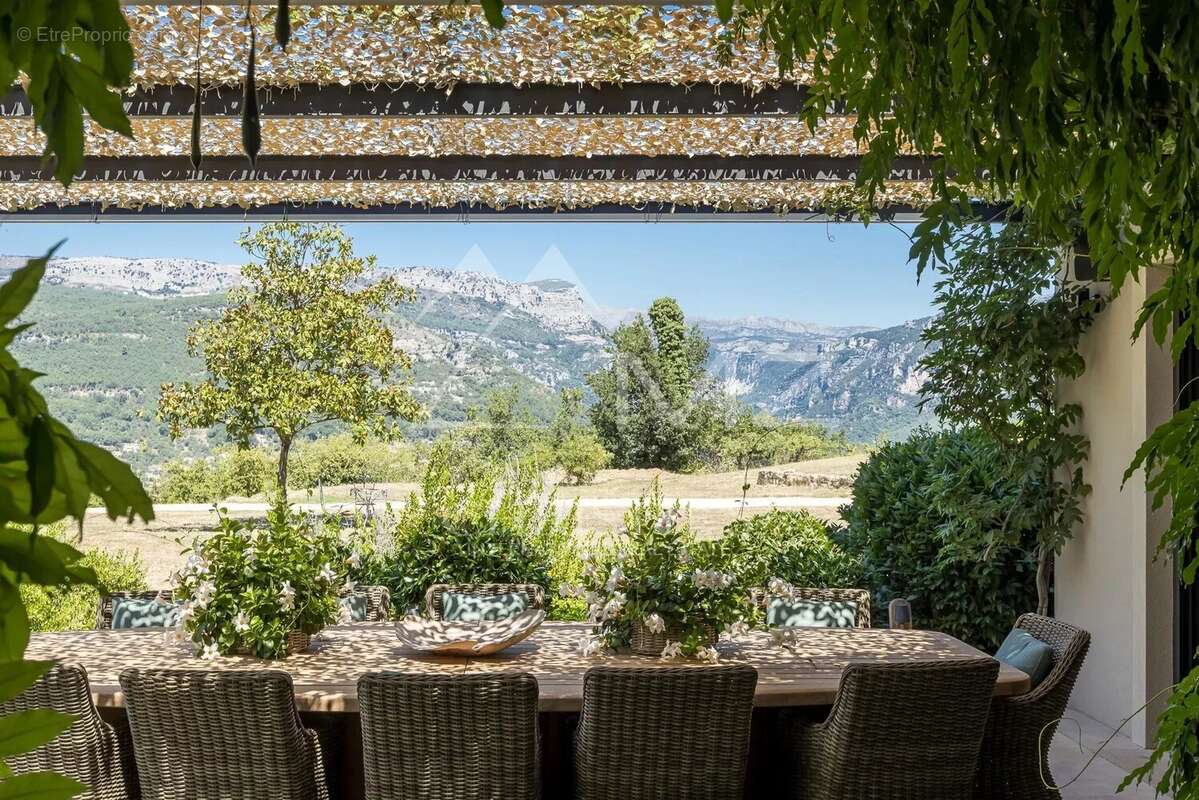 Maison à CHATEAUNEUF-GRASSE
