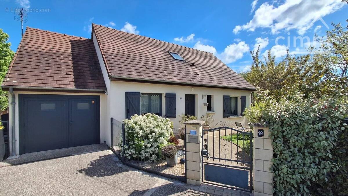 Maison à LA CHAUSSEE-SAINT-VICTOR