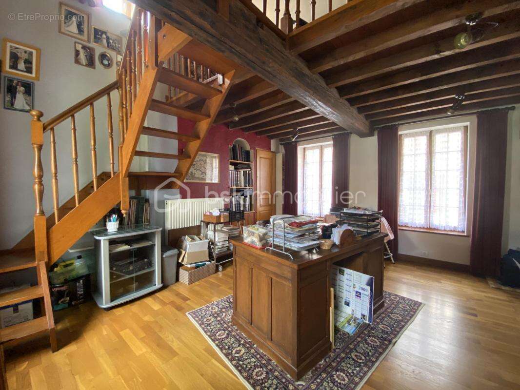 Antoine Rafart BSK Immobilier vous présente cette très belle maison de famille de 195 m2 habitables, 4 chambres, 800 m2 de terra - photo 4