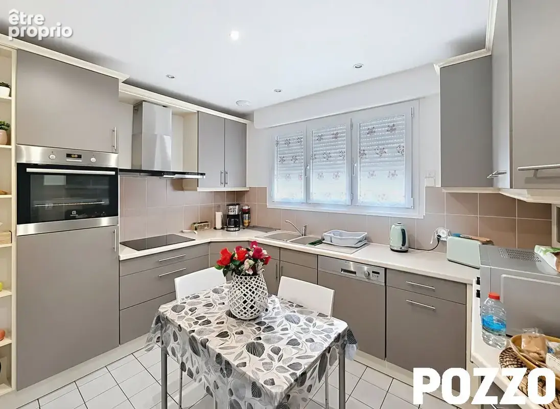 Jolie maison de plain-pied surélevé offrant un cadre de vie pratique et chaleureux. - photo 4
