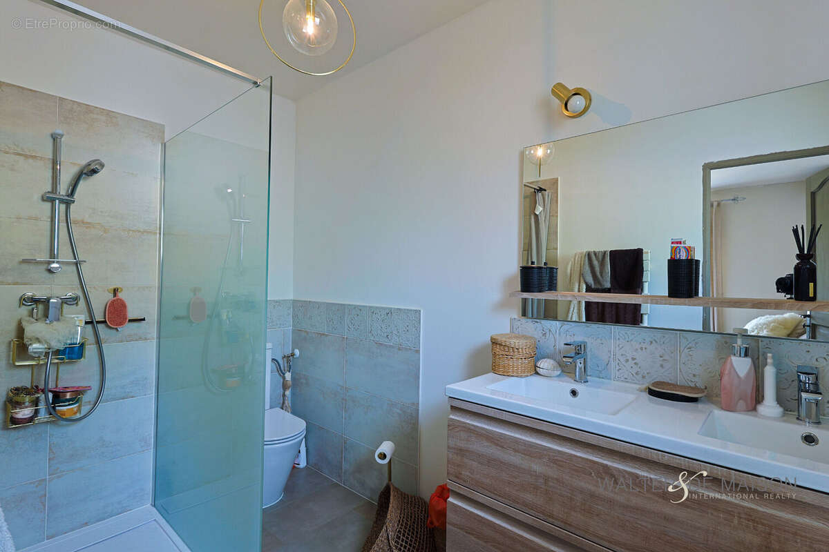 Maison à LE REVEST-LES-EAUX