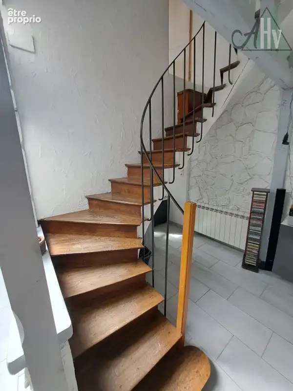 CHEROY (89) - Maison de ville rénovée de 228 m2 avec 4 chambres et extérieur. - photo 5