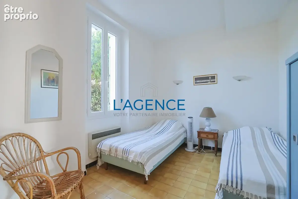 Port de carqueiranne - maison de caractere avec terrain + garage - photo 11