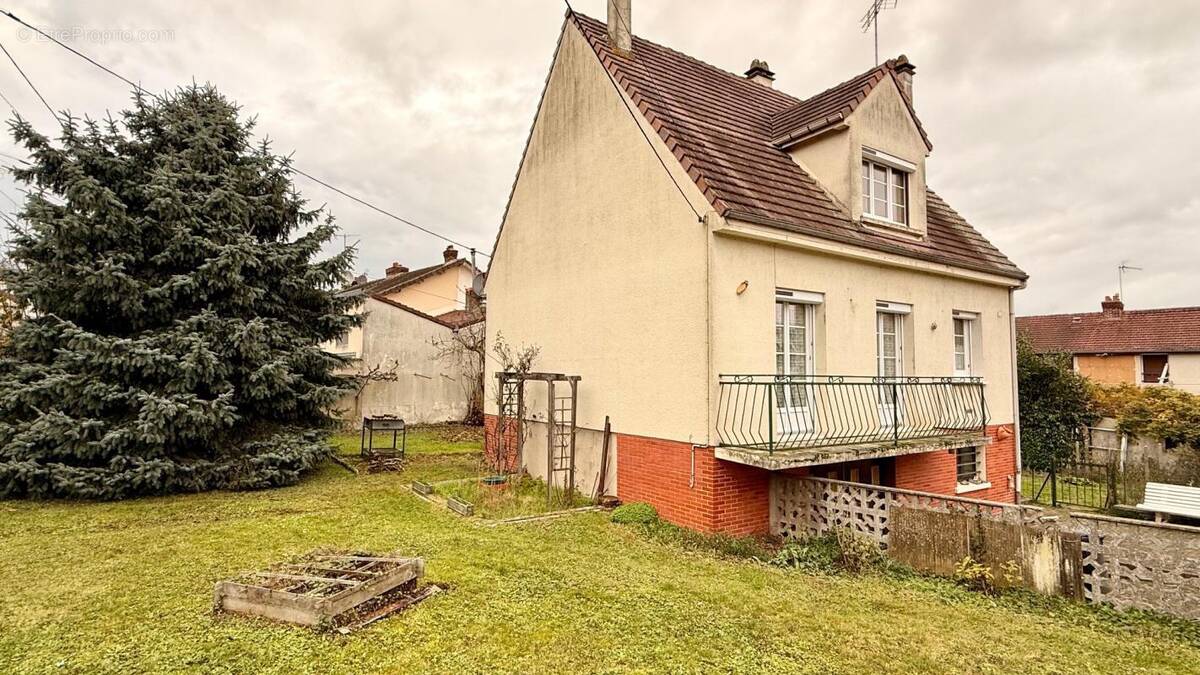 Maison à THIVERNY