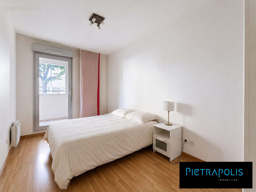 chambre1 - rue - Appartement à VILLEURBANNE
