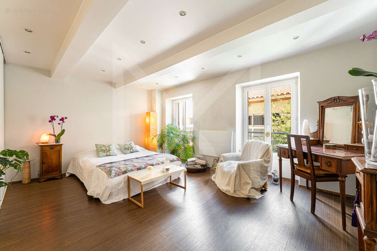 Appartement à MARSEILLE-1E