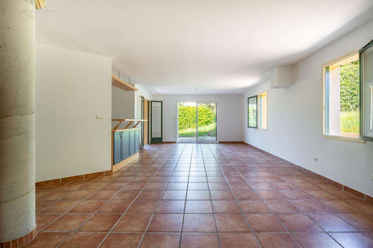 Maison construite en 2002 d'environ 125m² habitables + 65m² de garage - photo 3