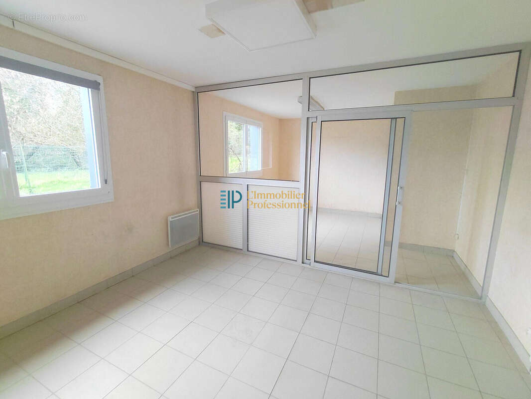 Commerce à SAINT-YVI