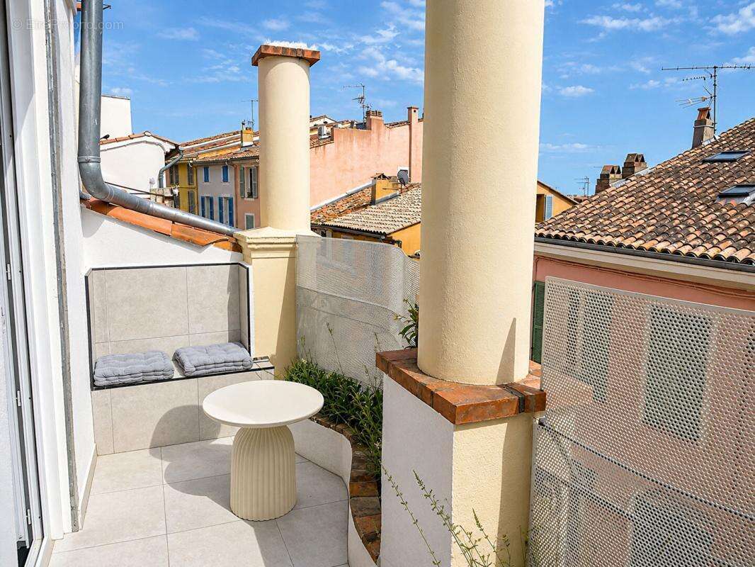 Fréjus centre-ville - t3 entièrement meublé et rénové avec terrasse - photo 7