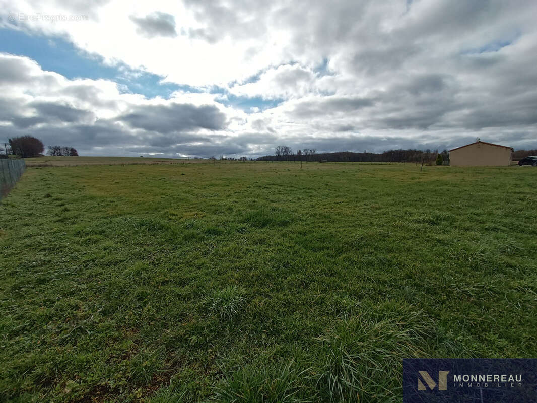 Terrain à BAIGNES-SAINTE-RADEGONDE