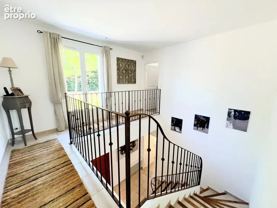 Maison Familiale Indépendante avec Piscine et Jardins, à Proximité du Centre Ville - photo 8