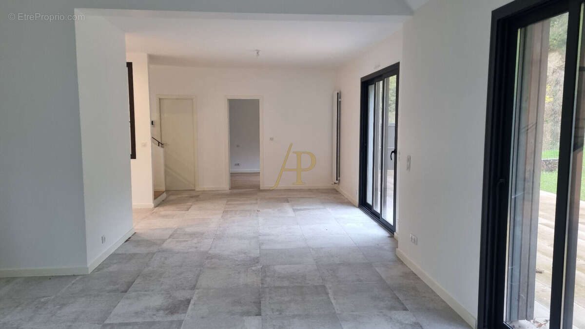 Maison à LE MESNIL-LE-ROI