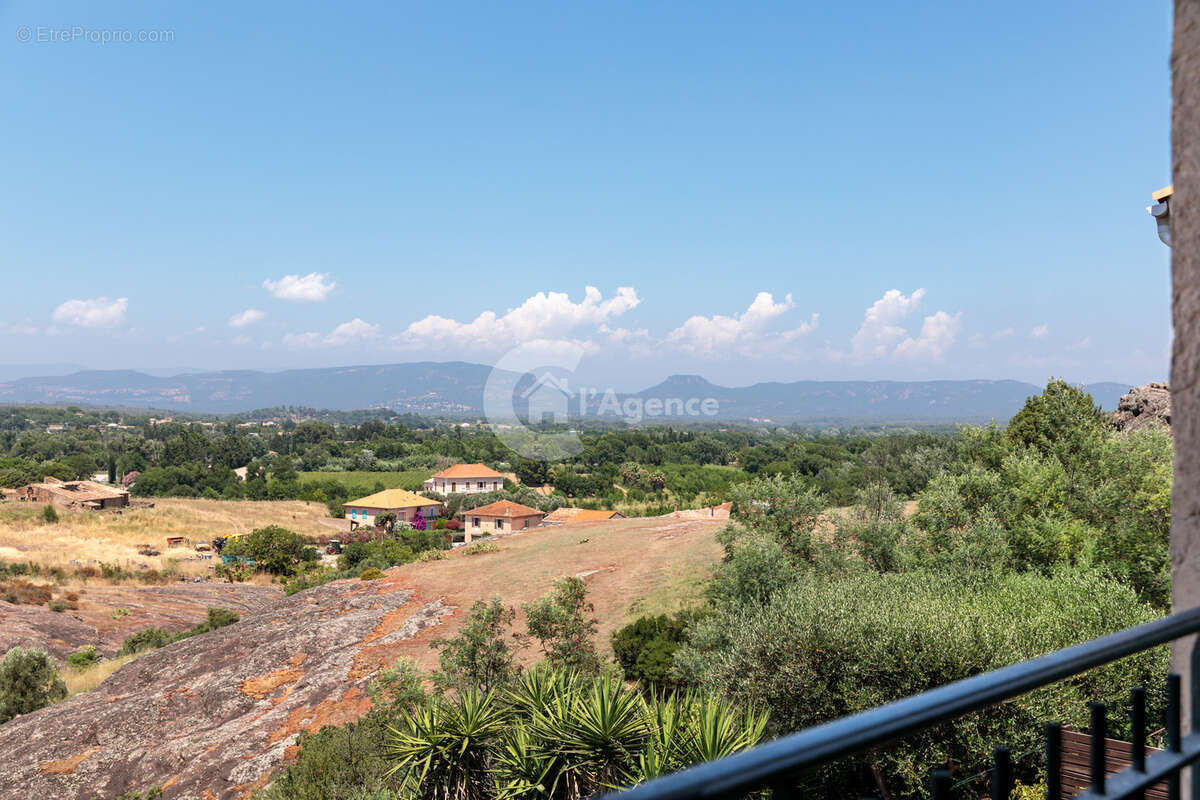 Roquebrune sur Argens - Charmante masion jumelée d'un côté rénovée et avec vue pnaoramique sur Rocher de Roque - photo 22