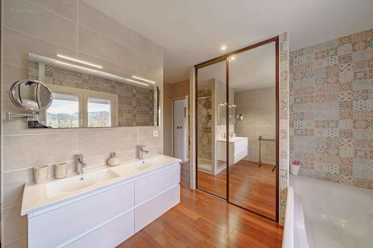 Maison à SAINT-VICTORET