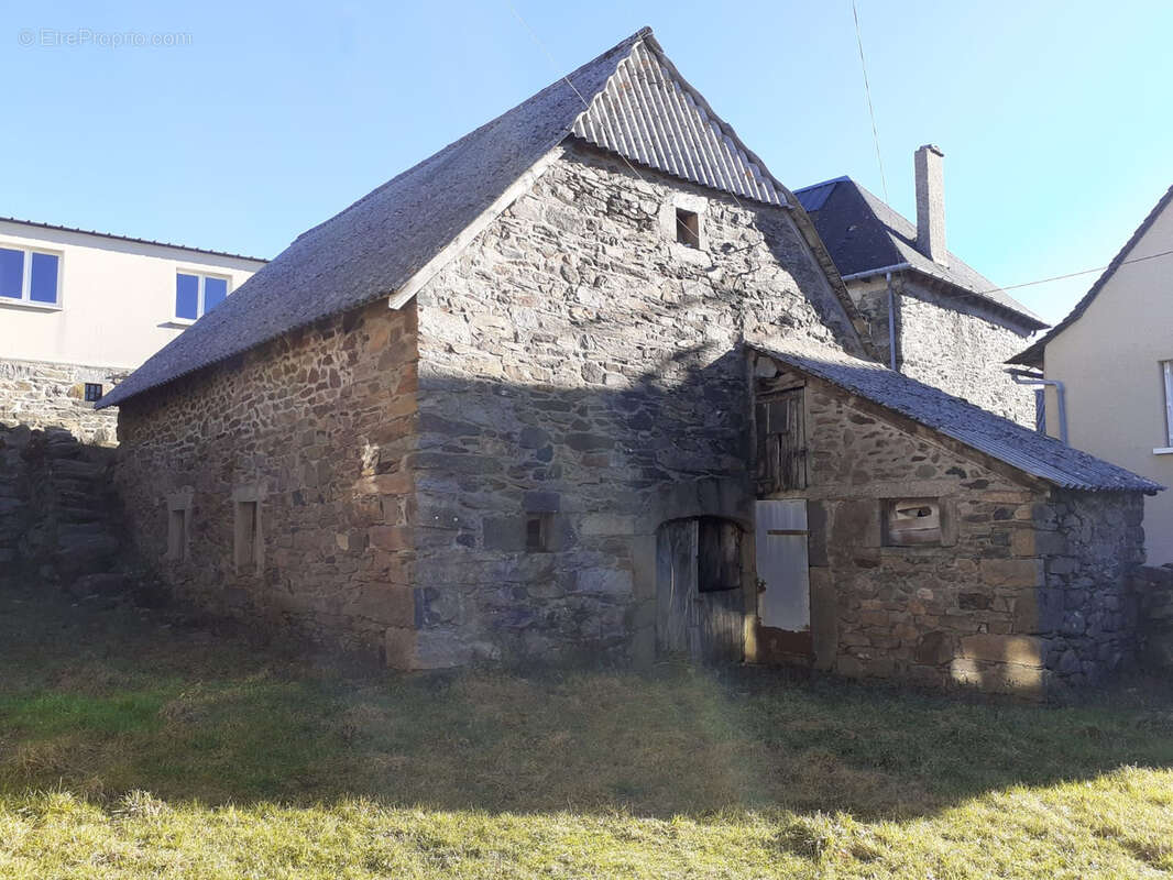Corps de ferme avec cour et granges sur l'Aubrac - photo 2