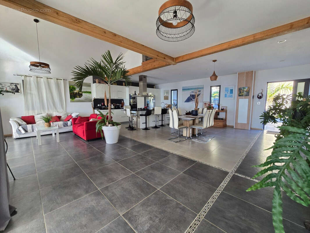 Maison 365 m² à Sainte-Marie  - photo 3