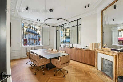 Commerce à PARIS-8E