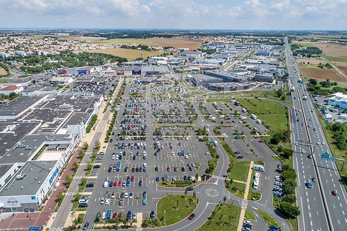 Commerce à DOMPIERRE-SUR-MER