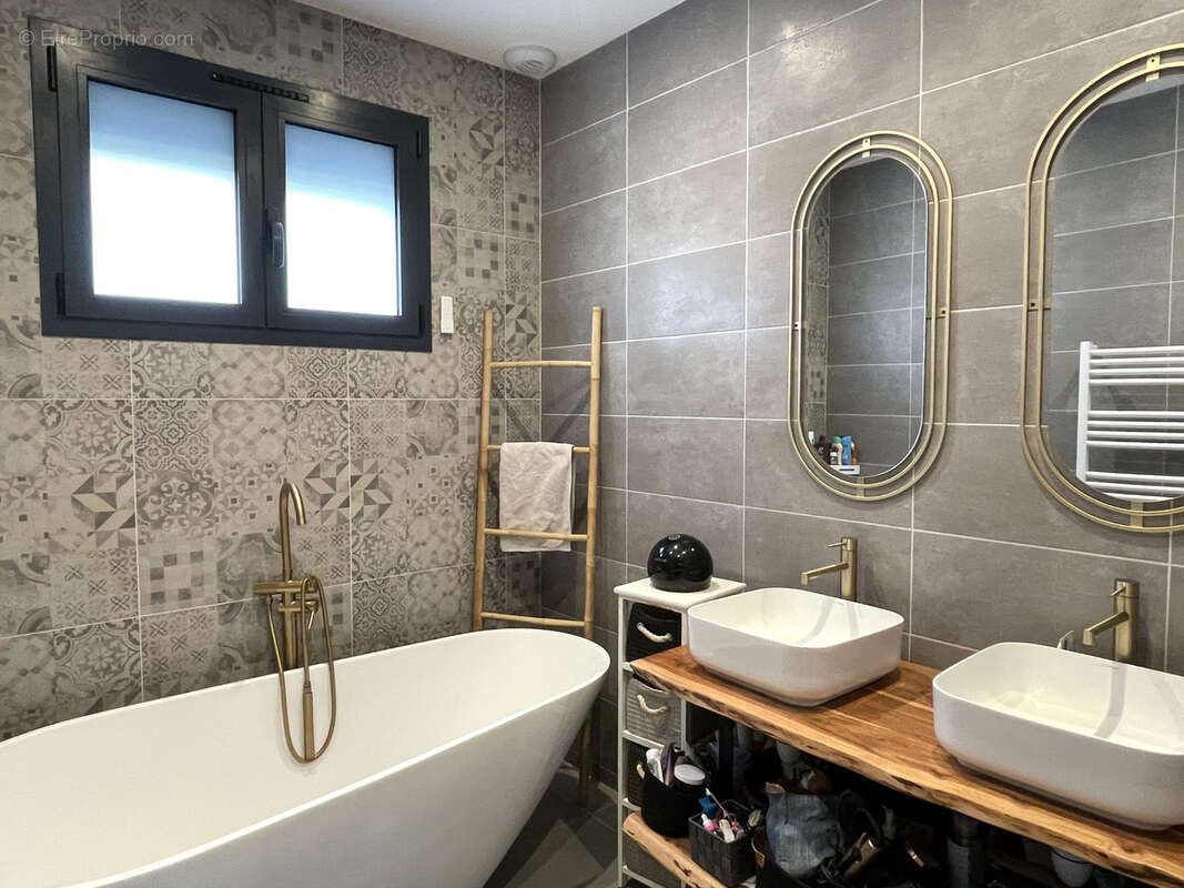 Maison à GREZIEU-LA-VARENNE