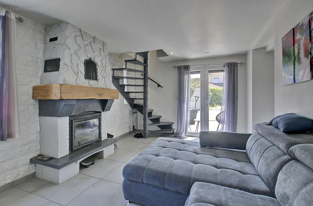 Janneyrias, maison de charme rénovée avec goût - photo 5