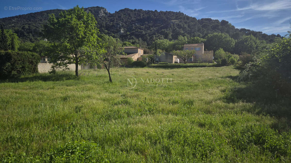 Terrain à ROBION