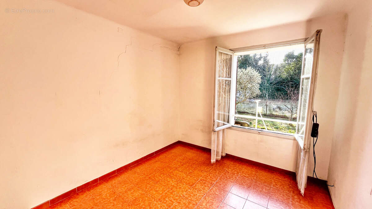 Maison à ENTRAIGUES-SUR-LA-SORGUE