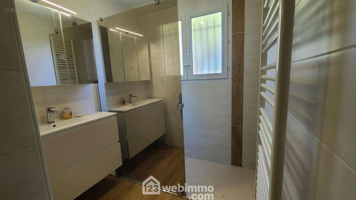 Salle de douche entièrement rénovée en 2020 ainsi que le toilette séparé - Maison à TALMONT-SAINT-HILAIRE