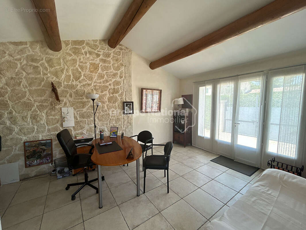 Maison de plain-pied 3 chambres + annexe sur parcelle arborée de 876 m² avec piscine et garage - Carpentras - photo 13