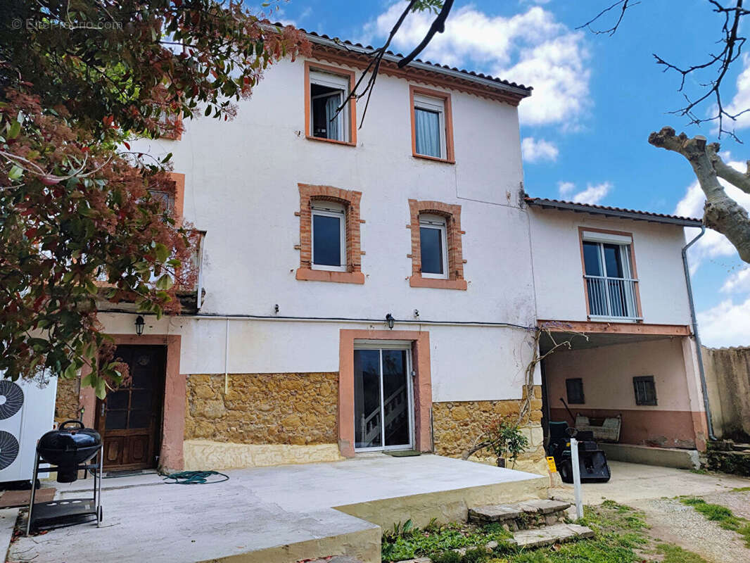 Ensemble immobilier avec 2 maisons (3 logements), garages et terrains constructibles. - photo 3