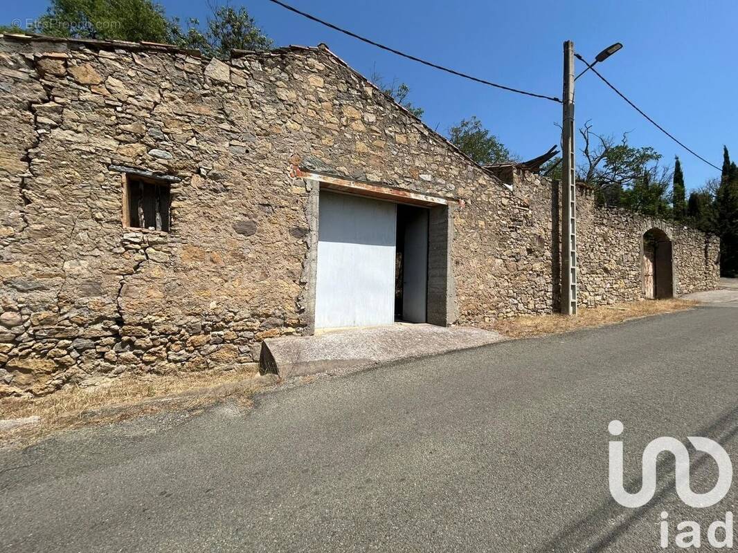 Photo 1 - Parking à VILLESEQUE-DES-CORBIERES
