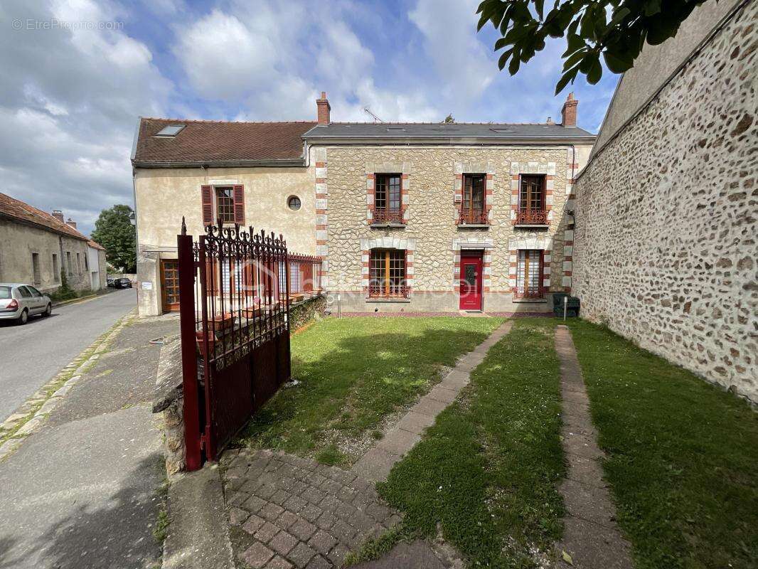  Ensemble immobilier polyvalent à Bouray-sur-Juine - photo 2